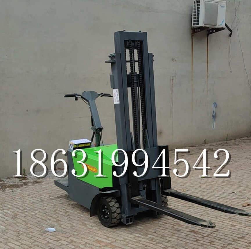灵丘县优程全电动叉车插腿式堆高车液压装卸车1.5吨升高小型站驾式铲车